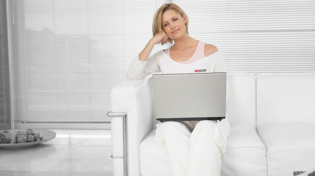 Reparacion de Ordenadores en Majadahonda para su tranquilidad Una mujer sentada en un sofá. Reparacion de Ordenadores en Majadahonda para su tranquilidad